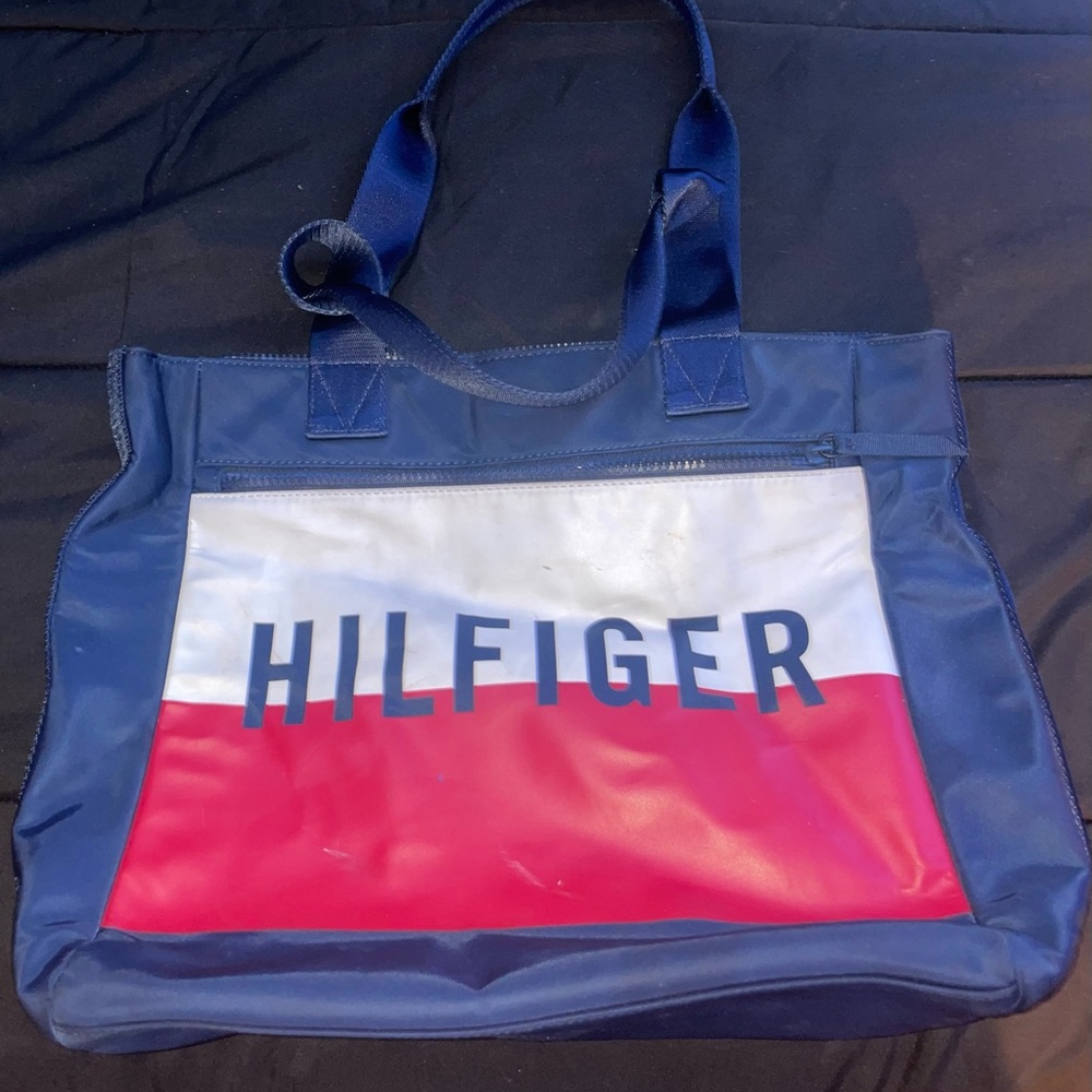 A tommy hilfiger purse